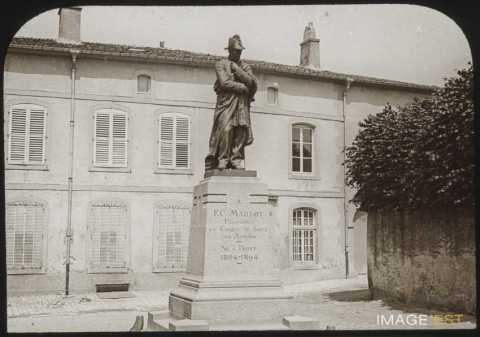 Statue du docteur Maillot (Briey)